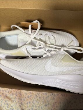 Nike women revolution shoes size 7